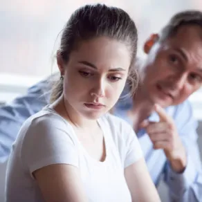 تفسير رؤيا شخص تحبه يتجاهلك في المنام 