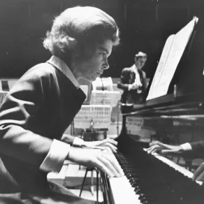 الأميرة إيرين اليونانية في قاعة رويال فستيفال هول، لندن (Princess Irene of Greece at Royal Festival Hall, London). مصدر الصورة: Central Press/Hulton Archive/Getty Images