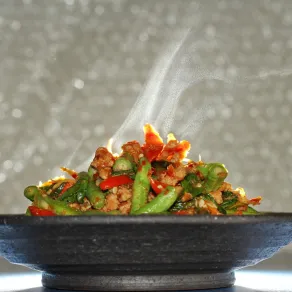 طبق غني بالتوابل الحارة