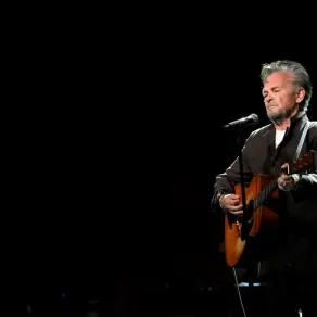 جون ميلنكامب خلال حفل قاعة مشاهير جرامي  John Mellencamp performs onstage during the GRAMMY Hall Of Fame Gala Timothy Norris/Getty Images for The Recording Academy/AFP (Photo by Timothy Norris / GETTY IMAGES NORTH AMERICA / Getty Images via AFP)