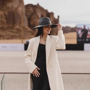 إطلالة شتوية أنيقة تعانق سحر جبال العُلا