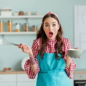 حامل حائرة بين تناول الوجبات الصحية والأخرى المرفوضة صورة لحامل في المطبخ