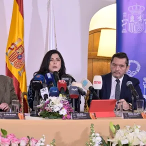 الدكتورة هبة القواس، رئيسة الكونسرفتوار وأمانة المشروع، والسفير الإسباني خيسوس سانتوس أغوادو والعازف الإسباني خوسيه ماريا غاياردو ديل راي - الصورة من المكتب الاعلامي 