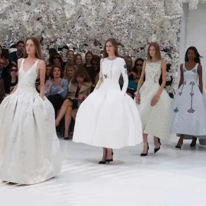 فساتين من كريستيان ديور Christian Dior- الصورة من Launchmetrics/Spotlight ©