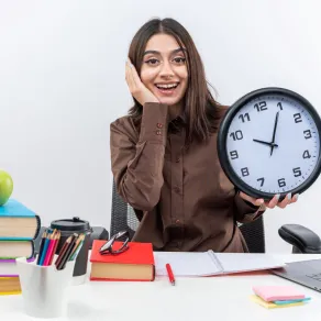 شابة تبدو قلقة على الرغم من ابتسامتها لأنها تخاف من عدم تنظيمها للوقت  أثناء فترة الامتحانات