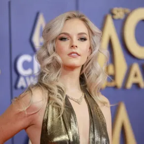 كارلي سكوت كولينز Karley Scott Collins في حفل توزيع جوائز CMA السنوي. مصدر الصورة: Jason Kempin/Getty Images/AFP