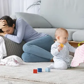 أم تعاني من اضطرابات في النوم صورة لأم تجلس مع طفلها