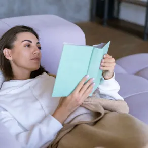 فتاة تقرأ قبل النوم  