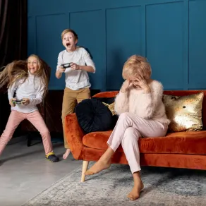 النشاط الزائد عند الأطفال يعد ظاهرة طبيعية صورة لأطفال مشاغبين