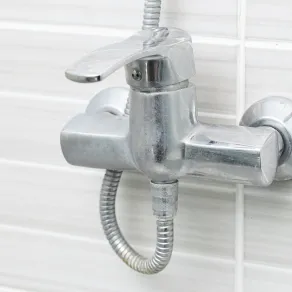 مياه متكلسة على صنبور الدش