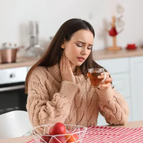 امرأة تشرب الشاي امرأة تشرب الشاي