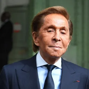 فالنتينو غارافاني في باريس. (Valentino Garavani in Paris). مصدر الصورة: Christophe ARCHAMBAULT / AFP