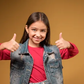 صورة لطفلة وعلامة النصر