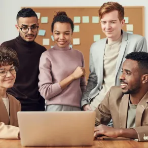 مجموعة من الشباب يشتركون بعمل جماعي ويبدو عليهم التعاون والرضا