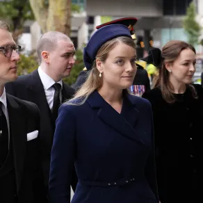 تيموثي فيستربيرغ وفلورا فيستربيرغ في كاتدرائية وستمنستر بلندن (Timothy Vesterberg and Flora Vesterberg in London). مصدر الصورة:JORDAN PETTITT / POOL / AFP