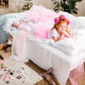 كيف تتجنبين تربية طفلة مدللة و10 قصص قصيرة عن فتيات تحول دلعهن إلى مسؤولية صورة فتاة مدللة