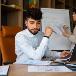 قرار الدراسات العليا يجب أن يُؤخذ وفقاً لمتطلبات سوق العمل -المصدر Freepik قرار الدراسات العليا يجب أن يُؤخذ وفقاً لمتطلبات سوق العمل -المصدر Freepik