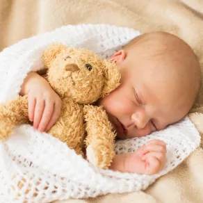 طفل رضيع نائم بسلام صورة لطفل نائم