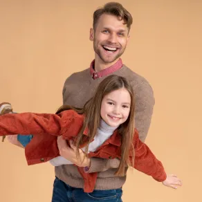 صورة تعبر عن علاقة رائعة بين الأب وابنته