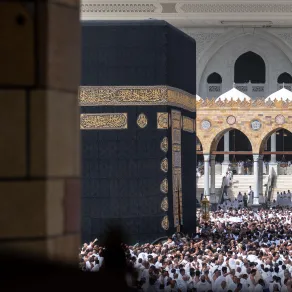 ضيوف الرحمن داخل الحرم المكي أمام الكعبة المشرفة - الصورة من حساب الهيئة العامة للعناية بشؤون الحرمين على منصة إكس