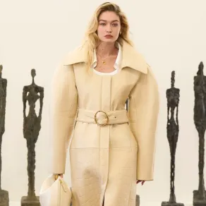 جيجي حديد بعرض Jacquemus من مجموعة ربيع وصيف 2024- الصورة من Launchmetrics/Spotlight ©