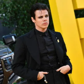 المغني والممثل الإنجليزي يونغبلود- British singer and actor Yungblud (Photo by VALERIE MACON / AFP)