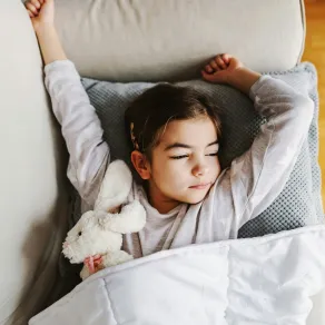 تأثير النوم الجيد على صحة الطفل وسلوكه - الصورة من موقع unsplash صورة لطفلة