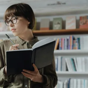 طالبة جامعية تقرأ كتباً في تطوير الذات 