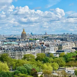 باريس وجهة سياحية شهيرة