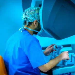 إجراء عملية زراعة كبد من متبرعين أحياء تُنفّذ بالكامل بالجراحة الروبوتية - الصورة من موقع مستشفى الملك فيصل التخصصي جراحة روبوتية