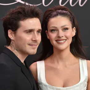 بروكلين بيكهام وزوجته نيكولا بيلتز بيكهام في مسرح بروين، في لوس أنجلوس، كاليفورنيا (Brooklyn Beckham and wife Nicola Peltz Beckham at the Bruin Theatre, in Los Angeles, California). مصدر الصورة: LISA O'CONNOR / AFP