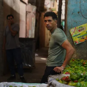 عصام عمر في كواليس بطل العالم - الصورة من المركز الاعلامي للمسلسل