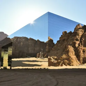 مسرح مرايا في العلا أكبر مبنى مغطى بالمرايا في العالم. الصورة من منصة الصور السعودية