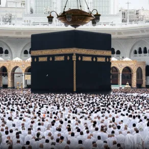 ضيوف الرحمن يؤدون الصلاة داخل المسجد الحرام - الصورة من الهيئة العامة للعناية بشؤون الحرمين على إكس