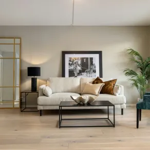 غرفة معيشة فسيحة ومضاءة