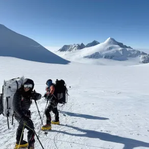 فاطمة العوضي أول متسلقة عربية تصل إلى أعلى قمة في القارة القطبية الجنوبية  - الصورة من وكالة الأنباء الإماراتية "وام"