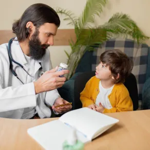 يجب أن تعطي المضادات الحيوية للأطفال بحذر - الصورة من موقع Freepik صورة طفل يتناول الدواء