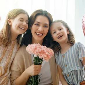 صورة أم مع ابنتيها