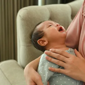 صورة طفل متردد في الرضاعة