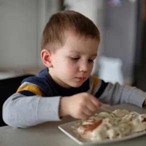 صورة طفل يأكل