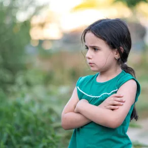 "لا" عند الطفل تعني الاستقلالية وحرية الاختيار صورة طفلة عنيدة