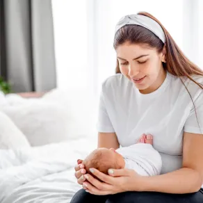 هناك تصرفات عفوية تقعين بها وتضر مولودك أم تحمل المولود