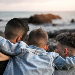 إخوتي هم أصدقائي المقربون، وحلفائي الأوفياء المخلصون، وأعزائي في الشدائد - المصدر: freepik عبارات شكر وتقدير للاخوة