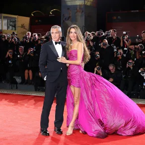 الثنائي أمل وجورج كلوني Amal & Geoges Clooney في مهرجان فينيسيا السينمائي 2025 Venice Film Festival- (مصدر الصورة Daniele Venturelli/WireImage)
