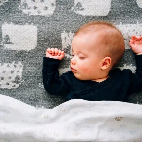 متى ينام طفلي الرضيع نوماً متواصلاً؟ وكم ساعة يحتاجها؟ صورة رضيع نائم