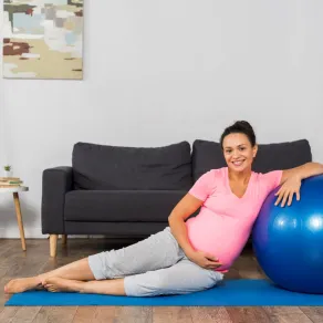 مارسي الرياضة لتقليل التوتر خلال حملك صورة لحامل مستمتعة بالرياضة