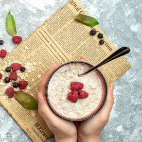 هل يمكن أن يساعد الشوفان في خفض الكولسترول؟ - المصدر Image by KamranAydinov on Freepik