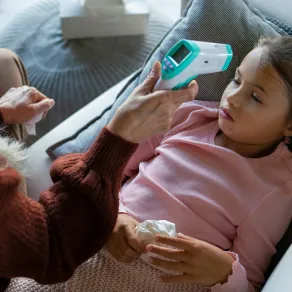 الحرارة والحمّى عند الأطفال - الصورة من موقع unsplash صورة لطفلة