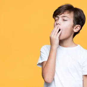 هناك حلول للتعامل مع الطفل الكسول صورة تعبر عن طفل كسول