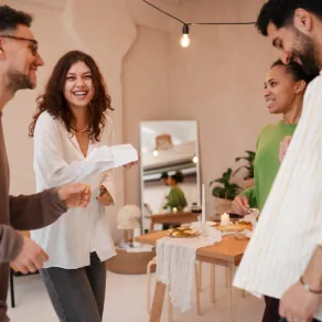 العلاقات الاجتماعية السليمة مهمة للشباب - المصدر freepik